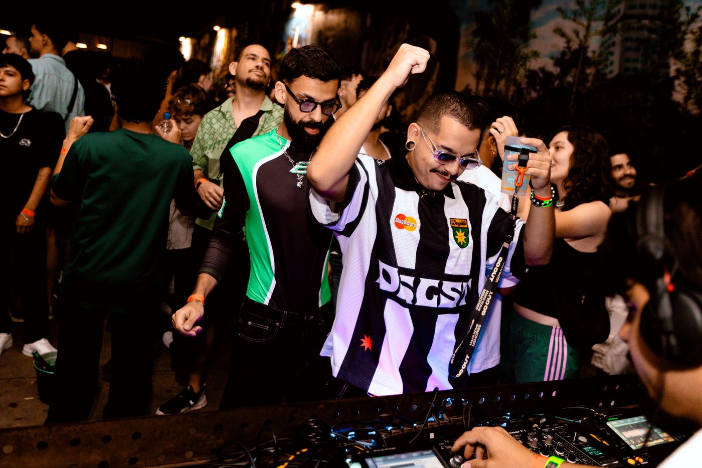 DJ animando a pista durante um set